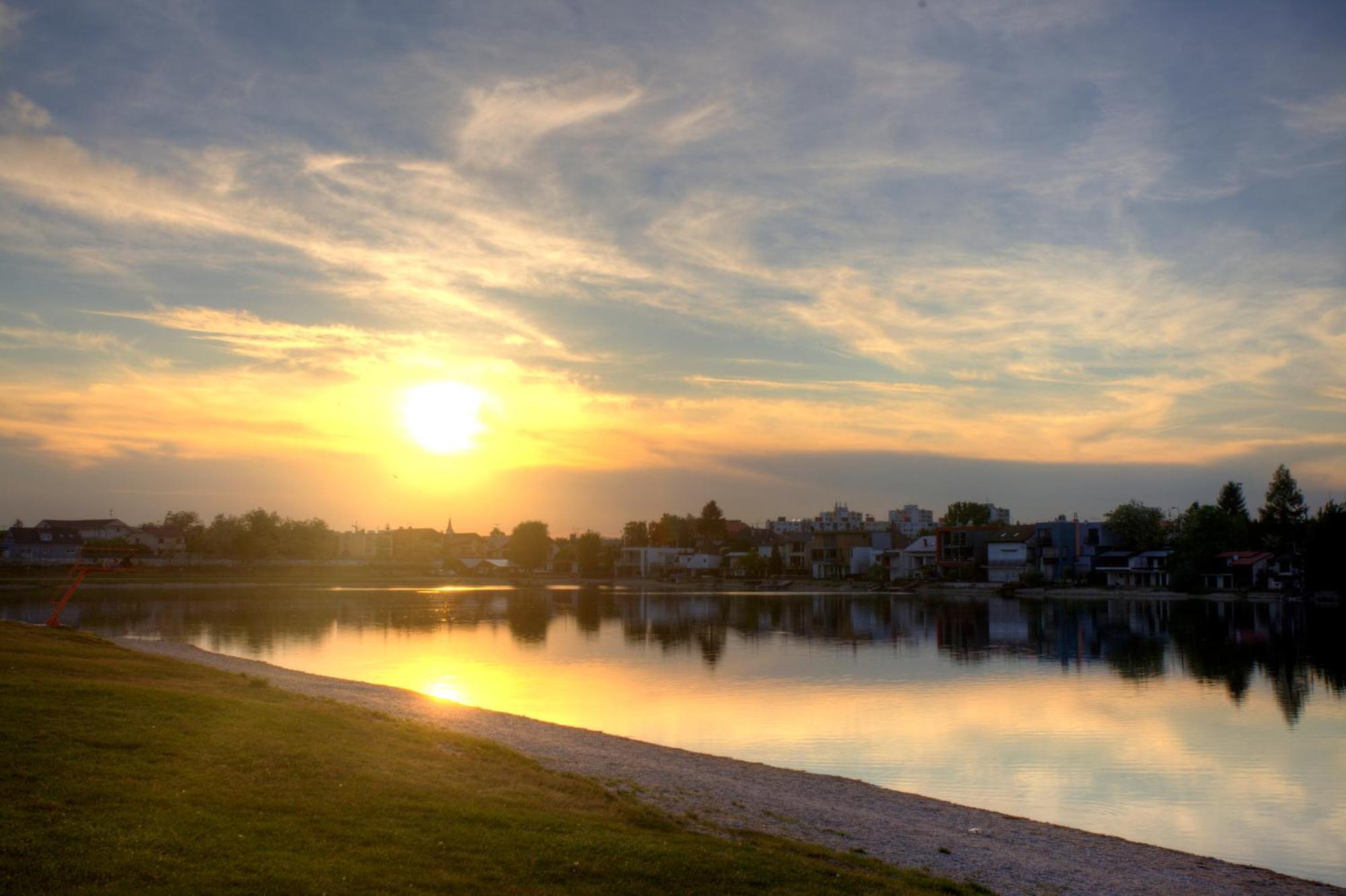 Hotel Sun Senec Buitenkant foto