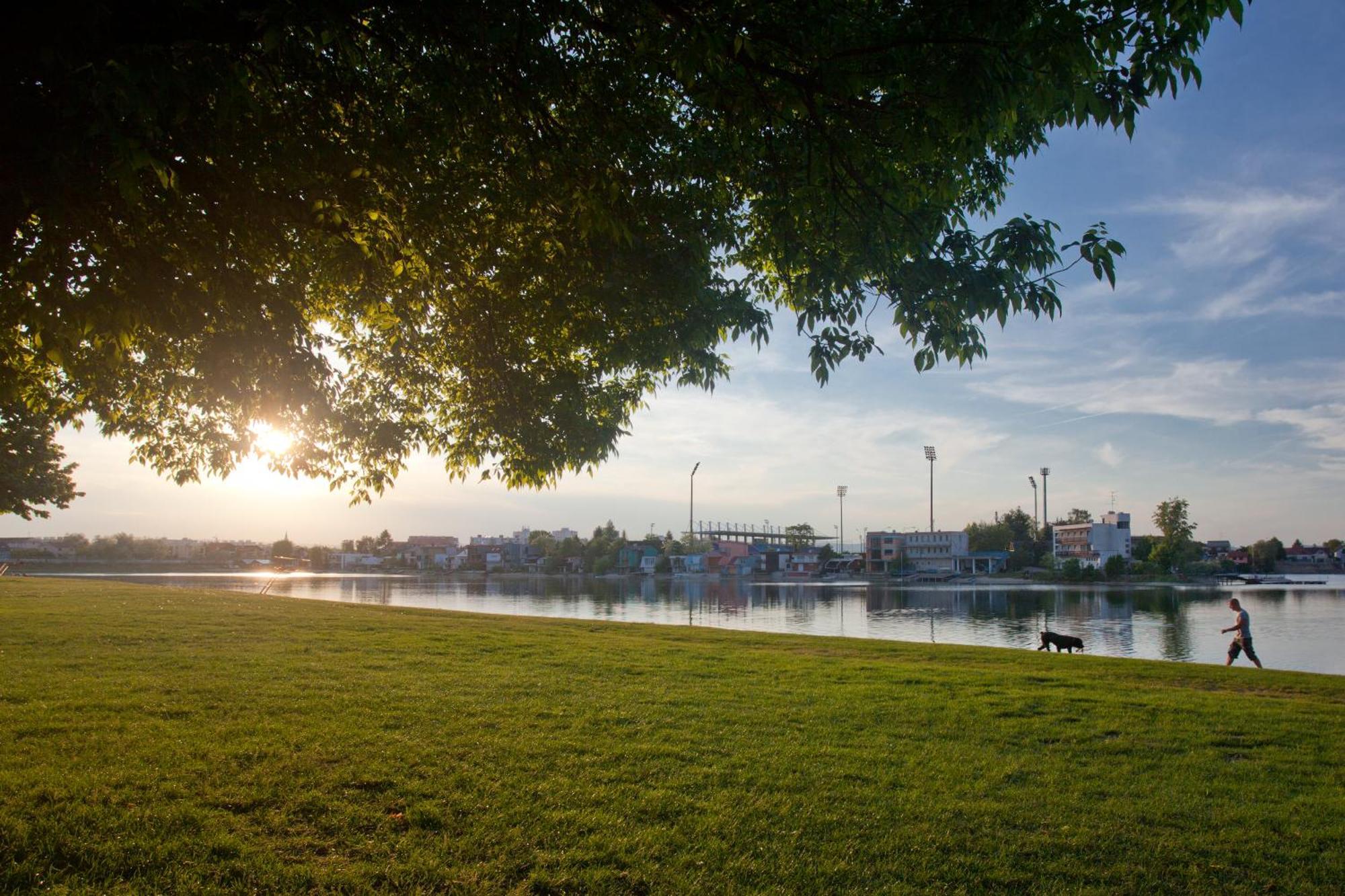 Hotel Sun Senec Buitenkant foto